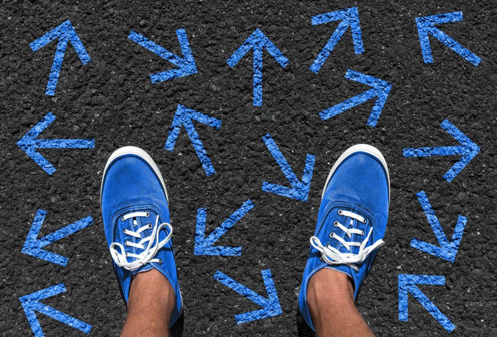 Blaue Schuhe folgen stehen auf vielen kleinen Blauen Pfeile - Projekt JobGo - Orientierung nach der Schule