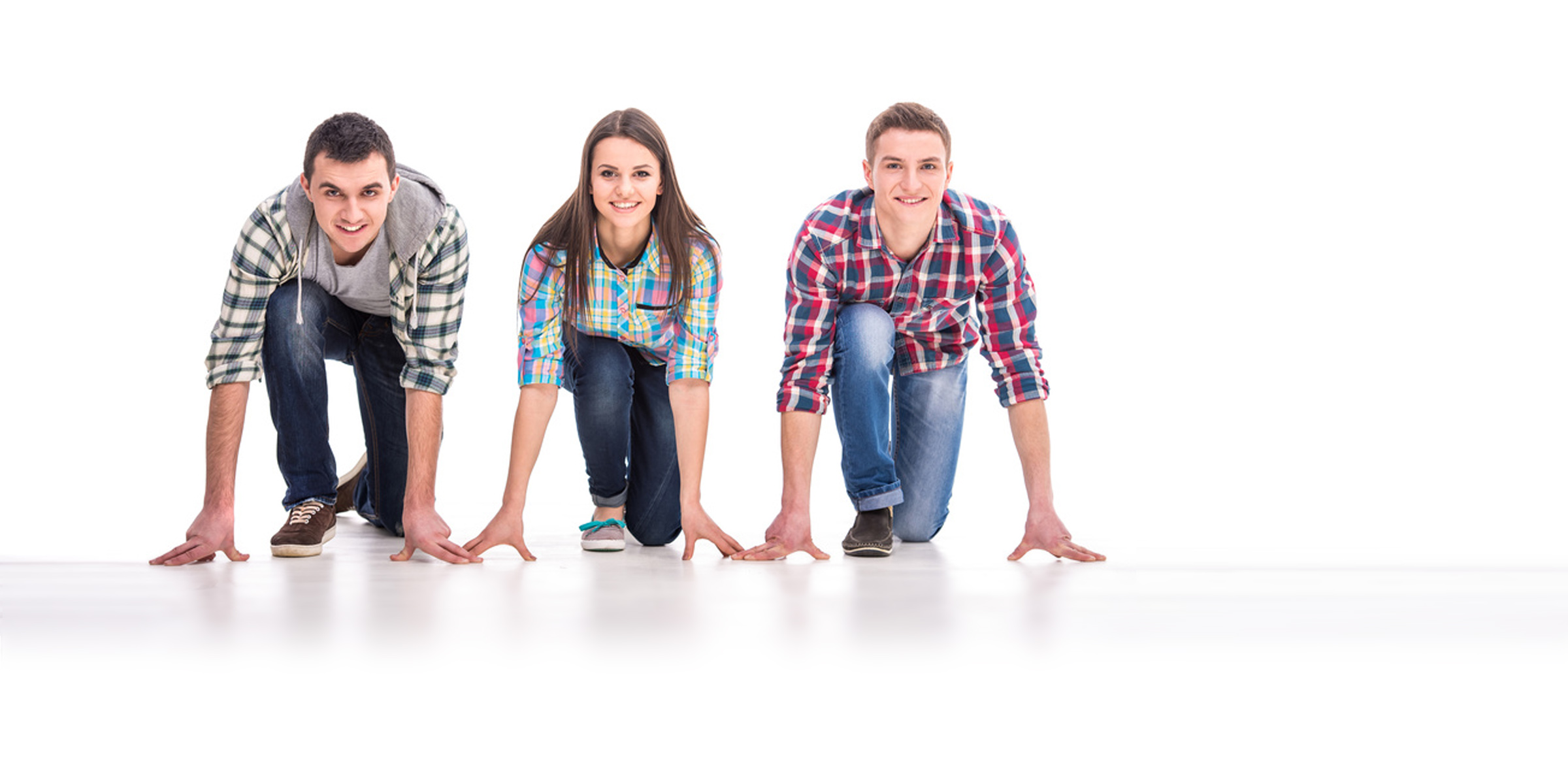 Drei junge Menschen knien in Startposition auf dem Boden