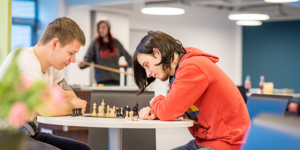 Zwei Teilnehmer spielen Schach
