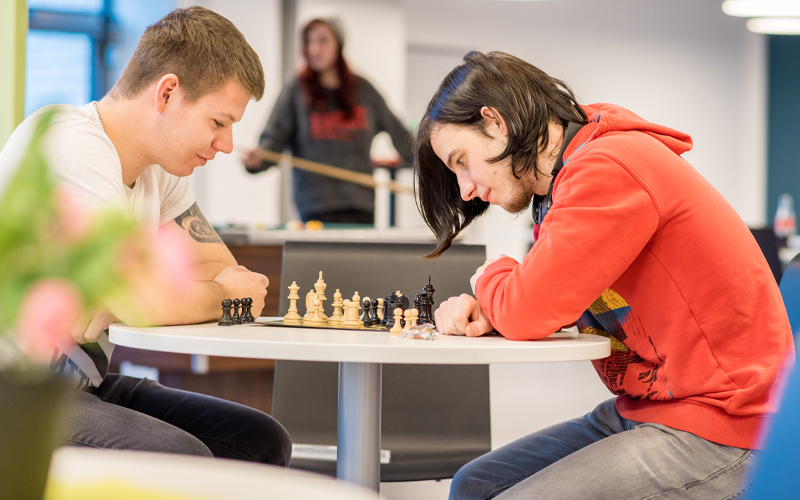 Zwei Teilnehmer spielen Schach - bbw-suedhessen-berufsbildungswerk-freizeitangebote