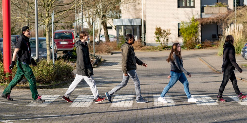Azubis des bbw Südhessen gehen wie die Beatles bei Abbeyroad über Zebrastreifen ins Berufsbildungswerk