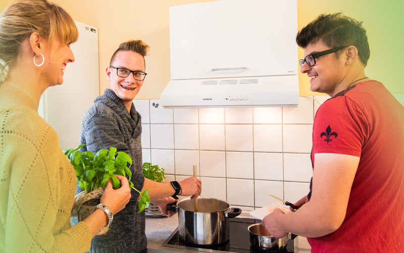 2 Jugendliche und Betreuerin kochen gemeinsam - bbw Südhessen Jugendhilfe