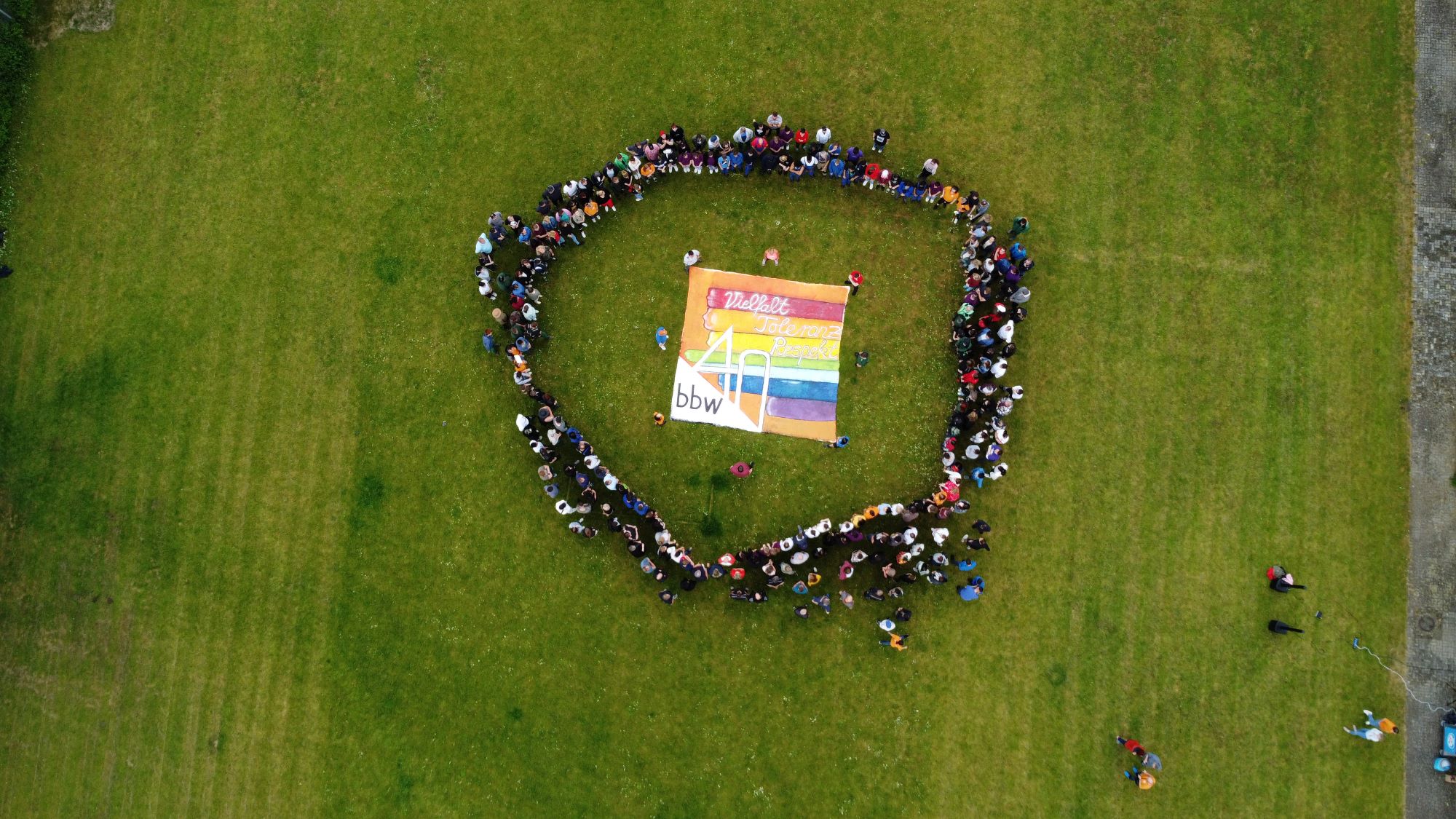 Menschenkette am Diversity-Tag im bbw Südhessen